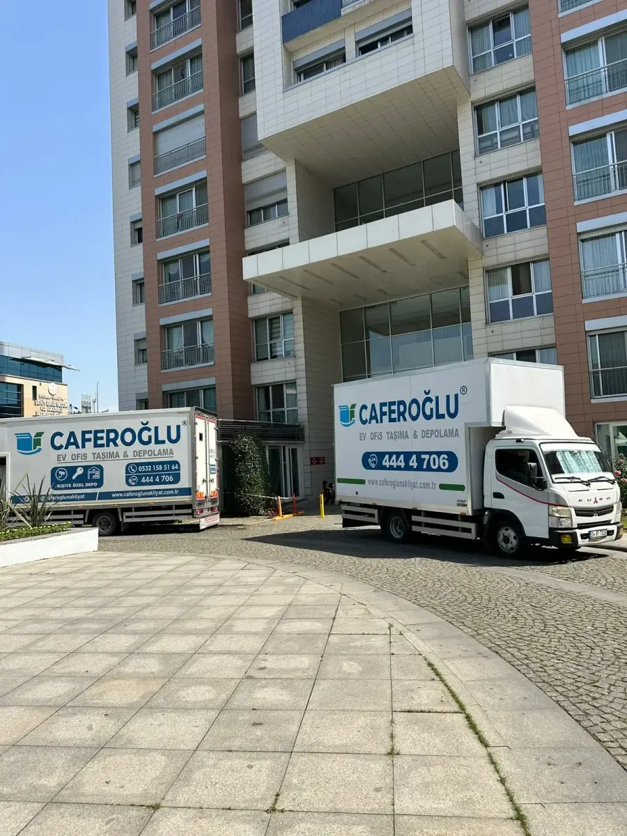Ana Sayfa Site önünde Caferoğlu Nakliyat araçları