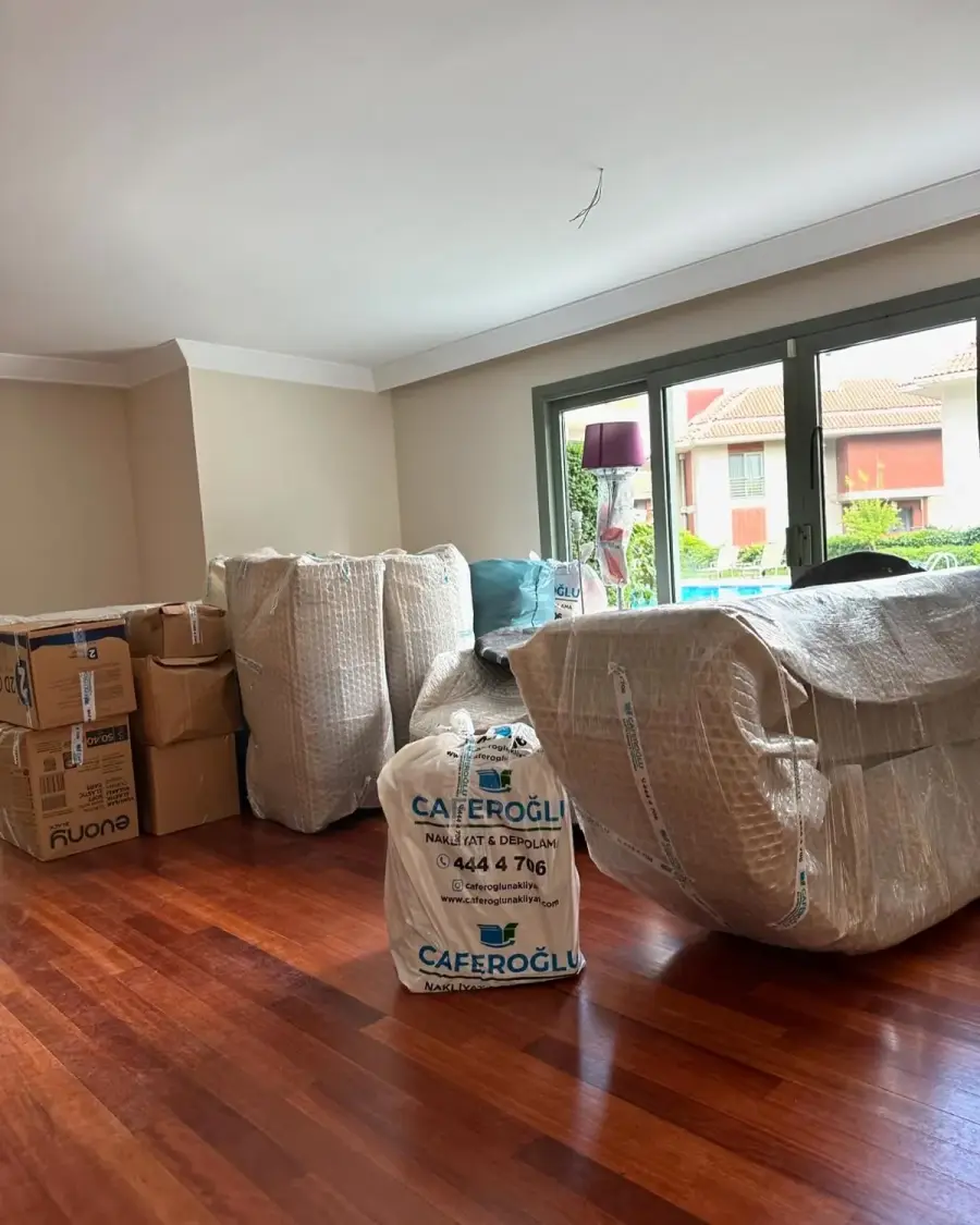 Ana Sayfa Evden eve nakliyat için paketlenmiş eşyalar