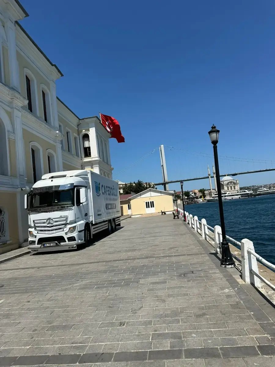 Ana Sayfa Boğaz kıyısında Caferoğlu Nakliyat kamyonu